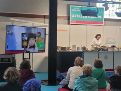 Démonstration culinaire sur un stand du Salon des Seniors