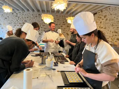 Préparation des chocolats pendant un atelier chocolat