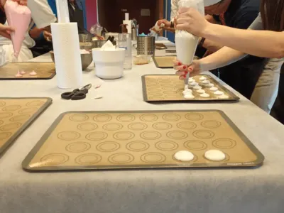 Réalisation des coques pendant un atelier macarons