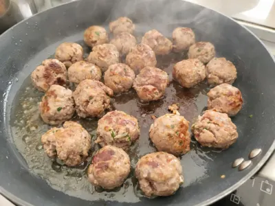Préparation des boulettes de lièvre, crème de chaource et jus court au ratafia champenois sur le stand des Chasseurs de la Marne à la Foire de Châlons 2026