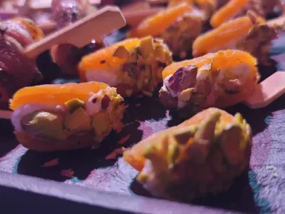 Brochettes de magret fumé, abricot moelleux et roquette