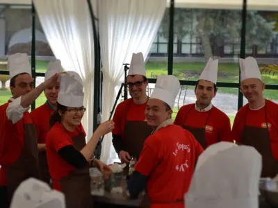 Équipe de collaborateurs pendant un Cooking Battle 6 pièces