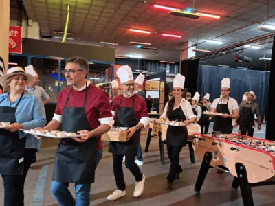 Les particpants apportent leurs plateaux sur le buffet