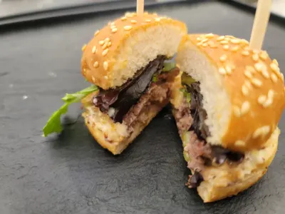 Mini burger de biche au Brie de Meaux, oignons confits au Champgane et moutarde de Reims, préparé sur le stand des Chasseurs de la Marne à la Foire de Châlons 2026
