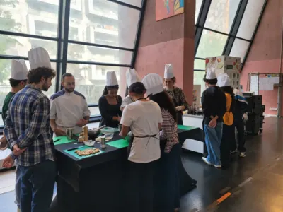 les participants préparent les recettes avec les conseils du chef