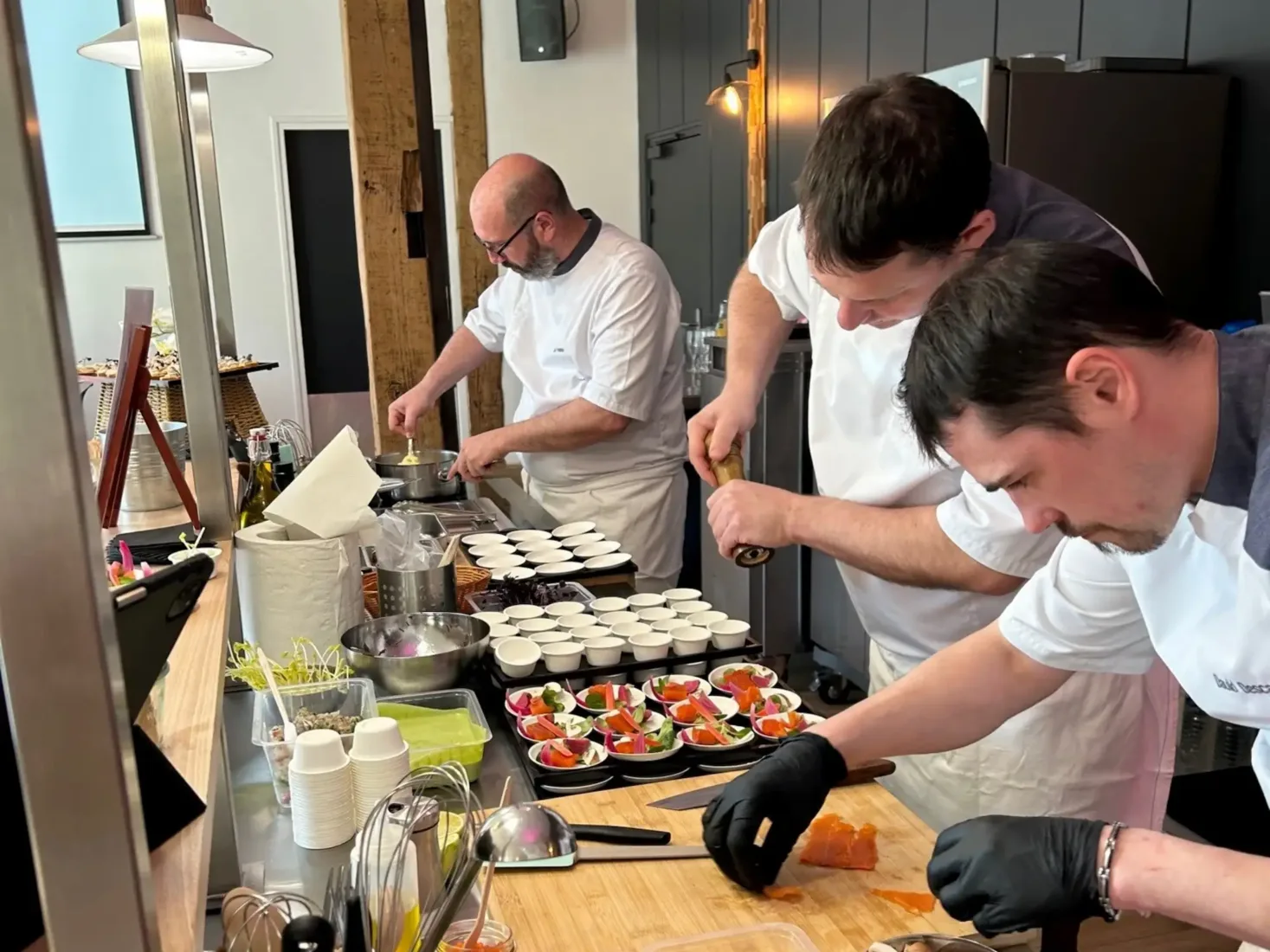 Chef animateur préparant des bouchées apéritives devant les visiteurs