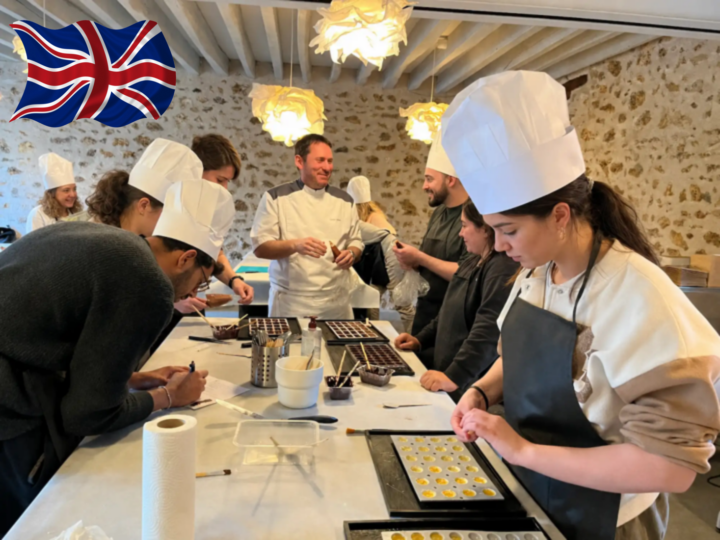 Équipe internationale participant à un team building chocolat en anglais