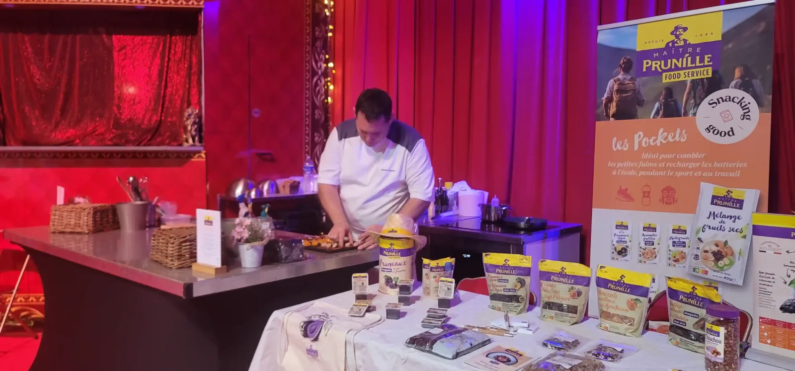 Animation culinaire sur stand avec les produits Maître Prunille