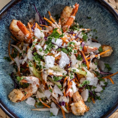 Salade asiatique aux gambas, chips de crevette et vinaigrette au lait de coco et noix de cajou