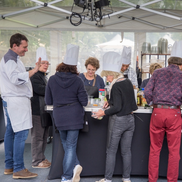 Atelier culinaire, cours de cuisine sur un marché