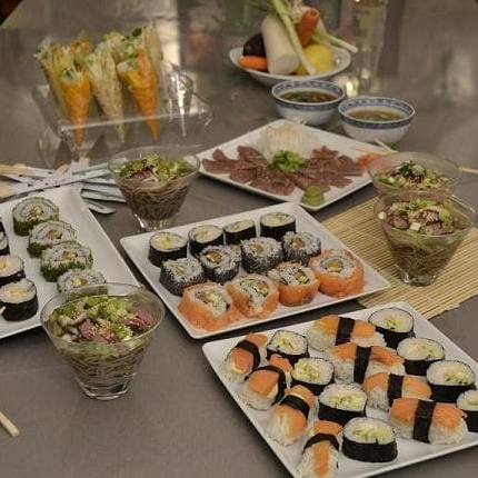 Buffet de sushis préparés en groupe, prêts à être dégustés 