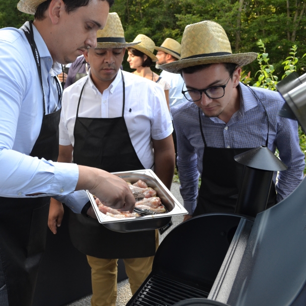 Participants préparant la viande avant la cuisson au barbecue