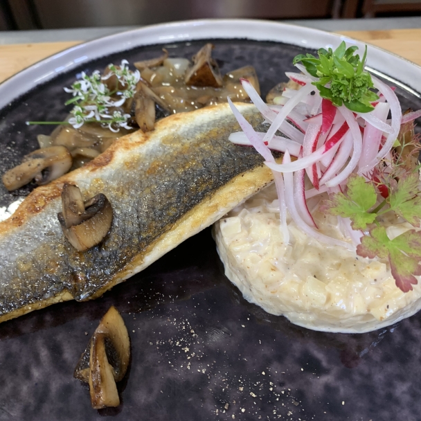 Filet de bar, célerisotto et jus de champignon du moment
