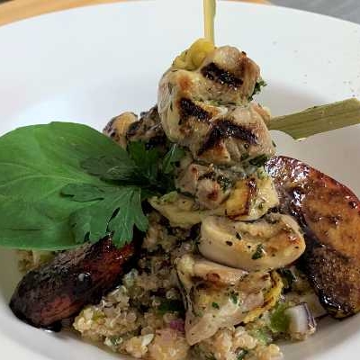 Brochette de poulet mariné au citron et persil, salade de quinoa à la pêche, pastèque, feta et basilic