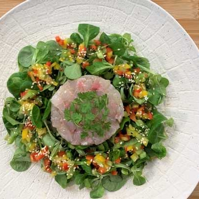 Tartare de dorade au wasabi, huile de sésame, poivrons multicolores acidulés et petite mâche