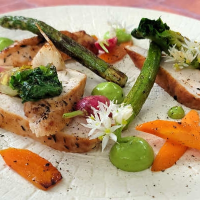 Filet de poulet rôti au miel, légumes de printemps et mayonnaise à l’ail des ours