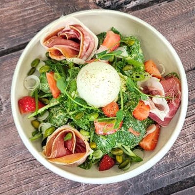 Salade d’épinards aux fraises, œuf mollet, jambon de pays et vinaigrette de petit-suisse à la pistache