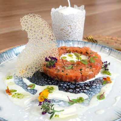 Tartare de Saumon au Gingembre, Crème au Raifort et Huile de Combava
