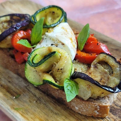 tartine printanière aux légumes grillés et burrata