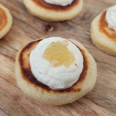 Mini-blinis au chèvre frais et perles de miel