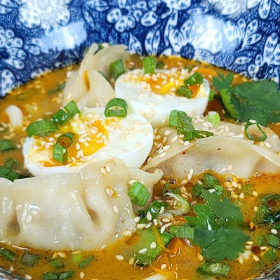 Soupe gyoza au bouillon coco-cacahuète & nouilles Udon