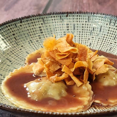Ravioles de cerf, jus corsé au porto et chips de topinambour