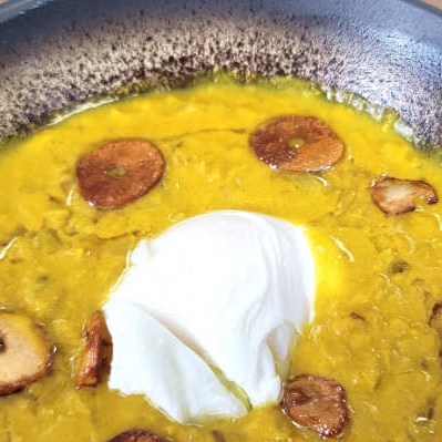 Dahl de lentilles corail doux et crémeux, riz blanc